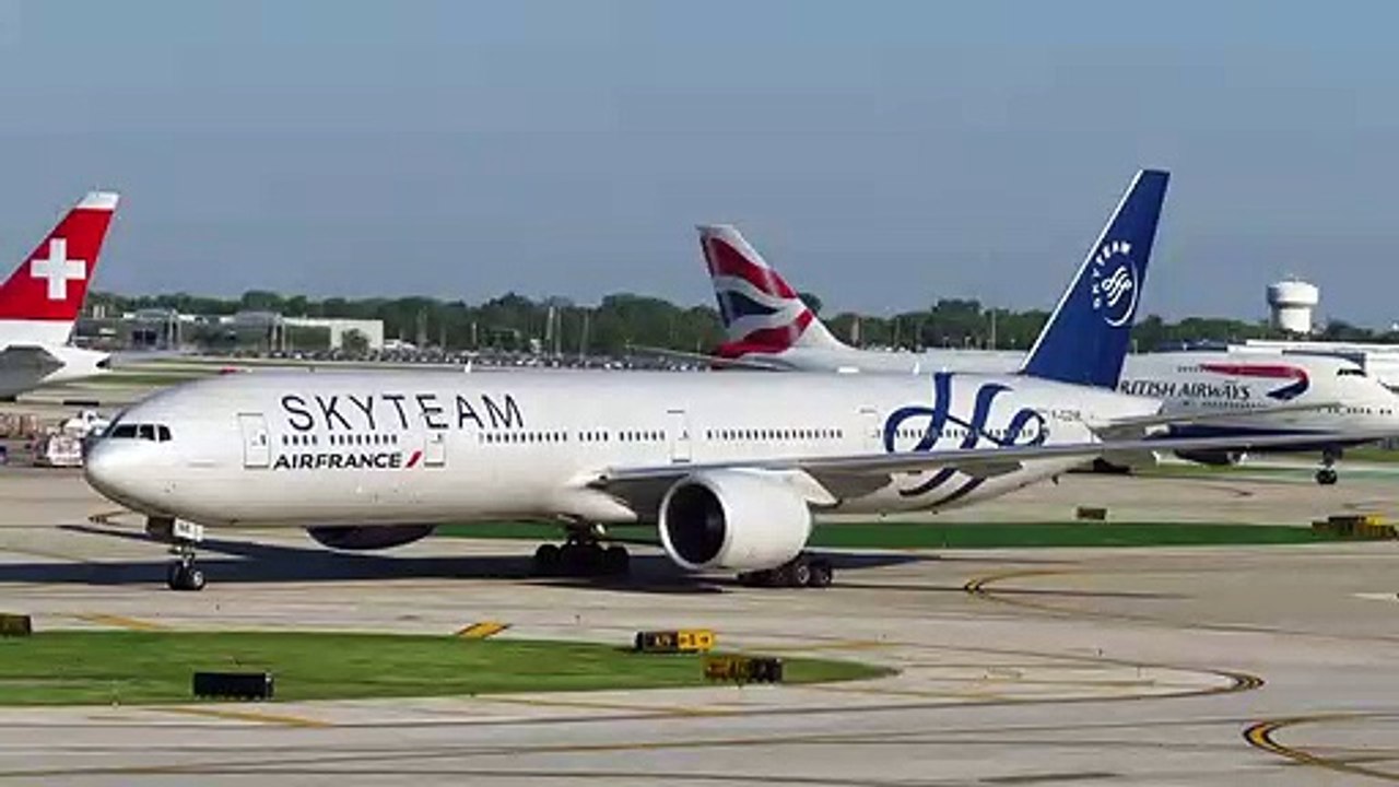 BOEING 777-300ER | Air France Taxiing & Gate Arrival at O'Hare International Airport