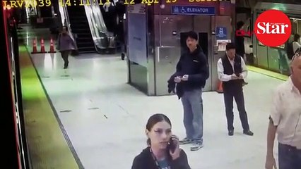 Eli tren kapısına sıkışan kadının yaşadığı korkunç anlar görüntülendi