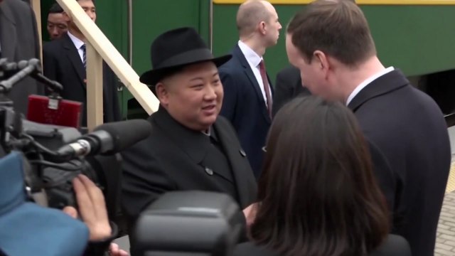 중절모 쓴 김정은, 열차로 블라디보스토크 도착 / YTN