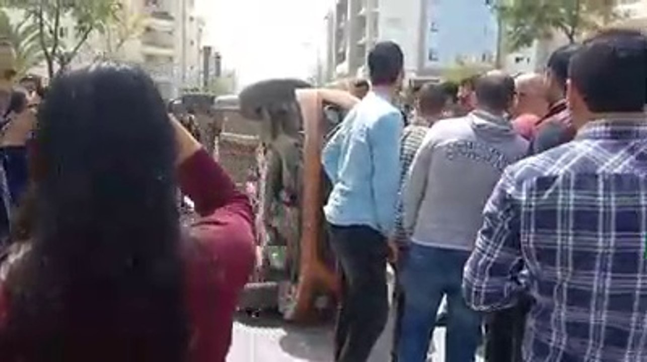 فضيحة أخرى من فضائح الشنڨال يقلب سيارة عند محاولته رفعها و يتسبب في كارثة في قلب السيارة ثم يلوذ بالفرار