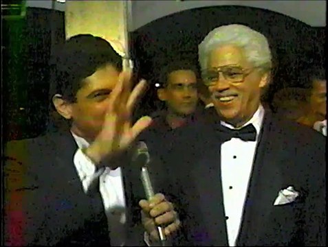 El Maestro Johnny Pacheco en la alfombra roja de los premios Casandra 1995 ,entrevista Carlos Almanzar