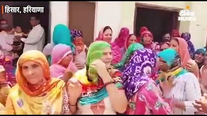 गांव की महिलाओं ने दुष्यंत का इस अंदाज में स्वागत, बस खड़े-खड़े मुस्कुराते रहे