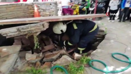 Sarnıca düşen yavru kedileri itfaiye ekipleri kurtardı