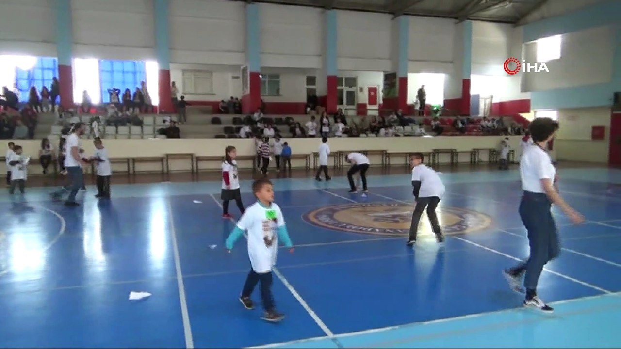 10 bin kağıt uçak geleceğin hayalleri için havalandı