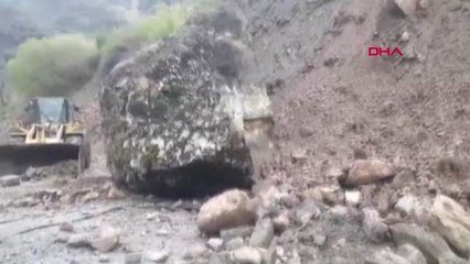 Siirt Dağdan Kopan Kaya, Köy Yollarını Ulaşıma Kapattı