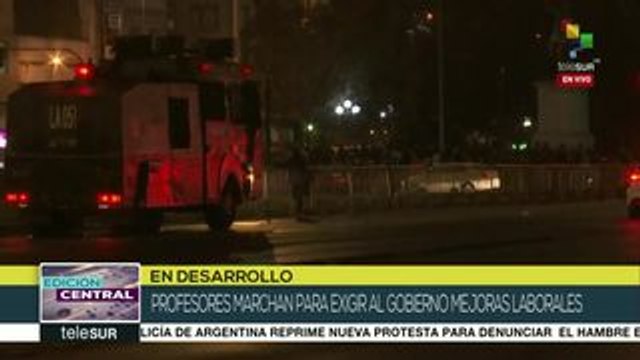 Profesores chilenos marchan para exigir mejoras laborales al gobierno