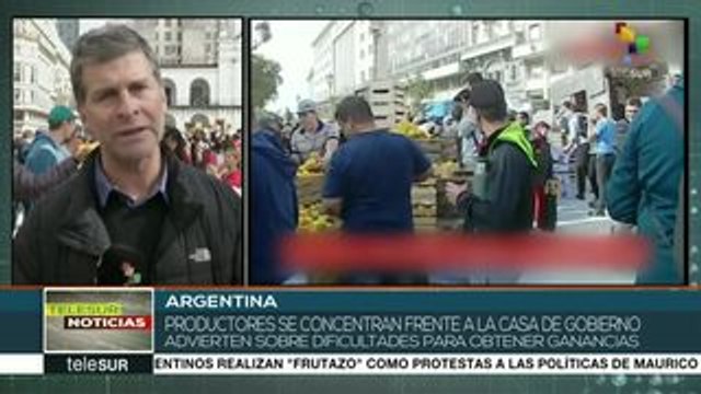 Argentina: productores regalan frutas por crisis en el sector