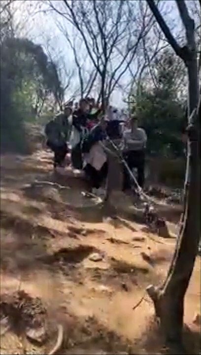 Ce moine descend un chemin de montagne vertigineux sans corde... Facile