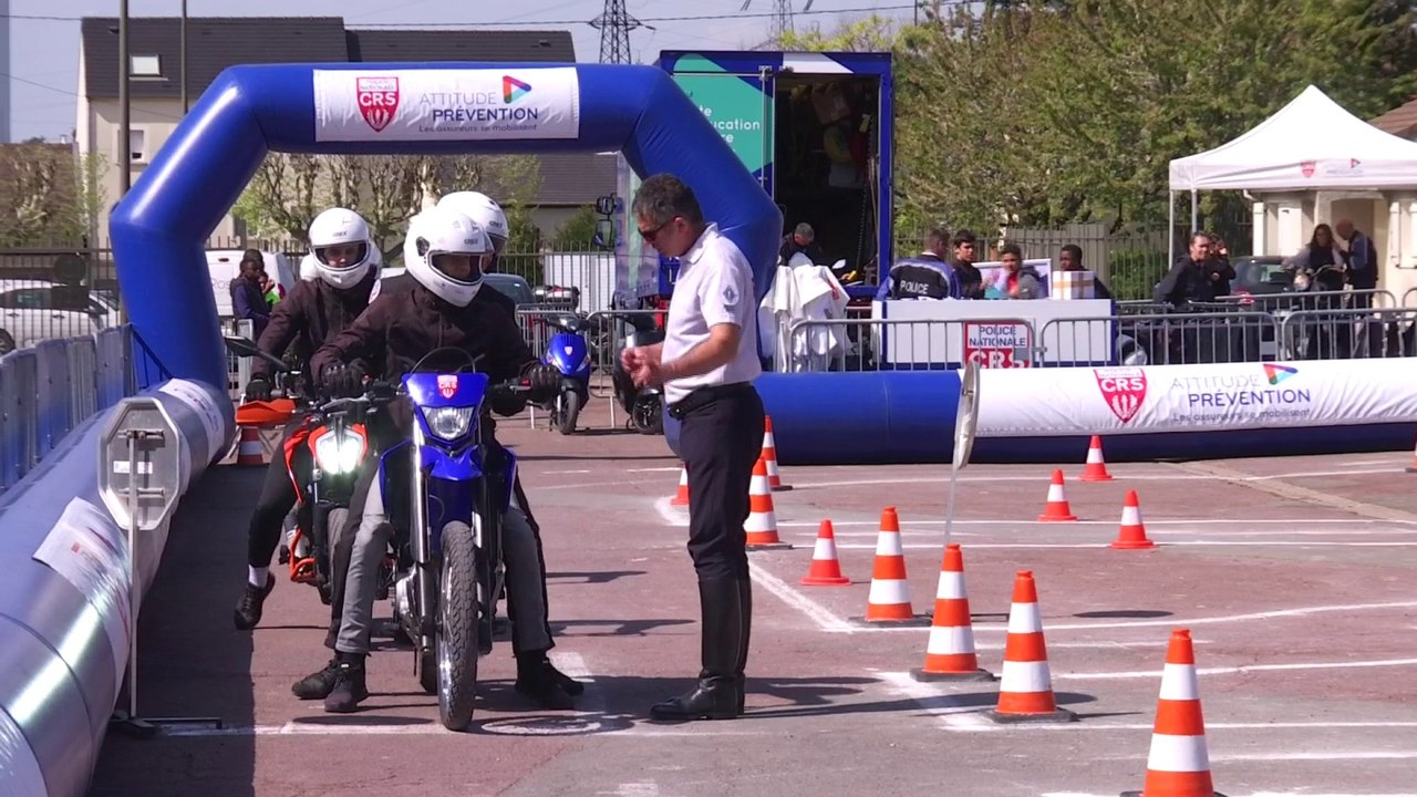 Même en été, la moto c'est toujours avec un casque, des gants et un blouson !