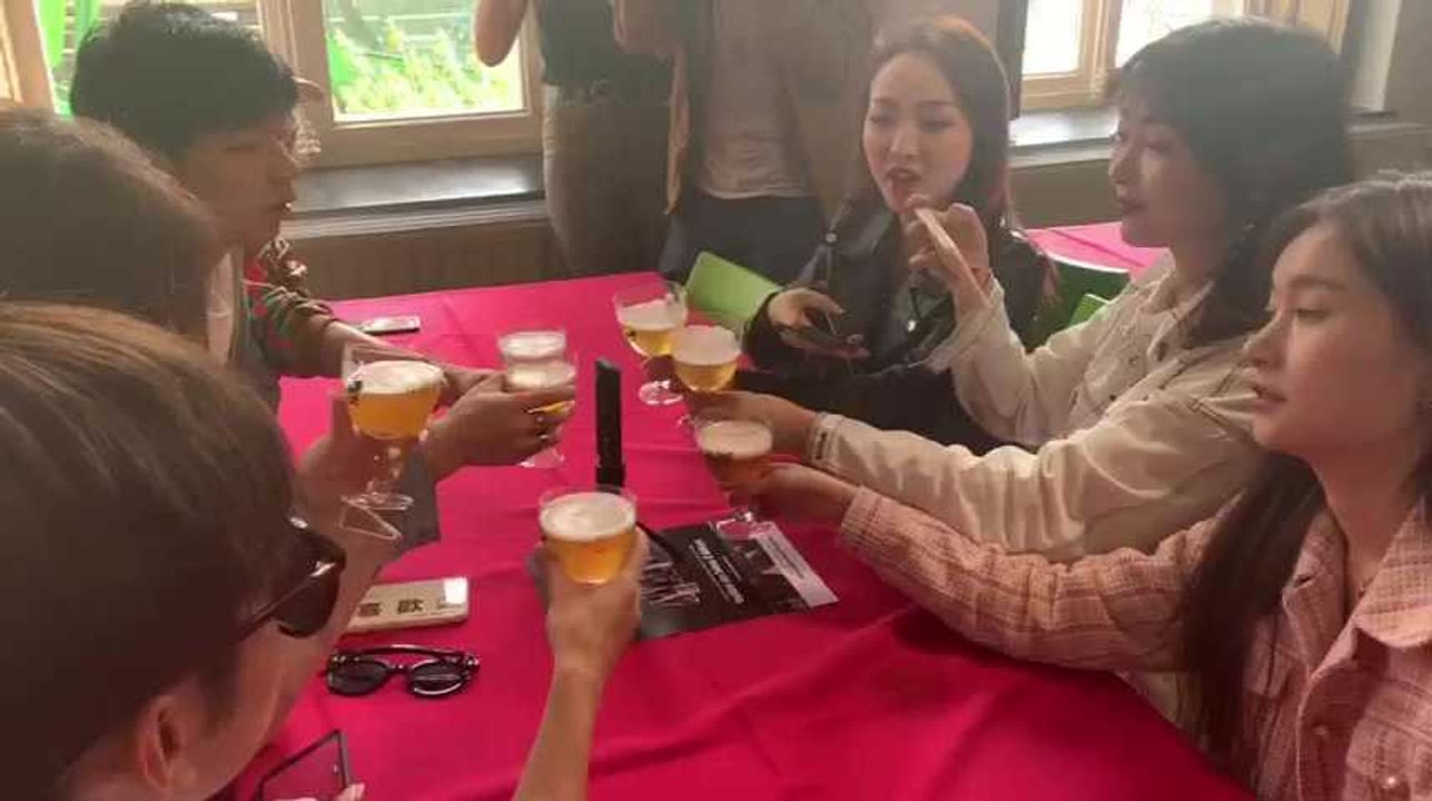 Amay : des influenceurs chinois goûtent la bière de Flône