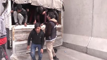Kamyon Kasasında 100 Düzensiz Göçmen Yakalandı
