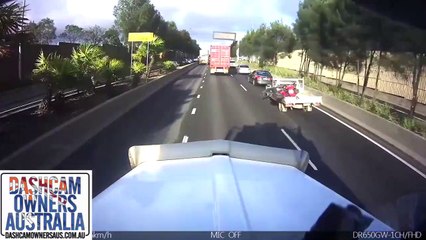 Ce motard se retrouve dans la remorque d'un camion avec sa moto !!