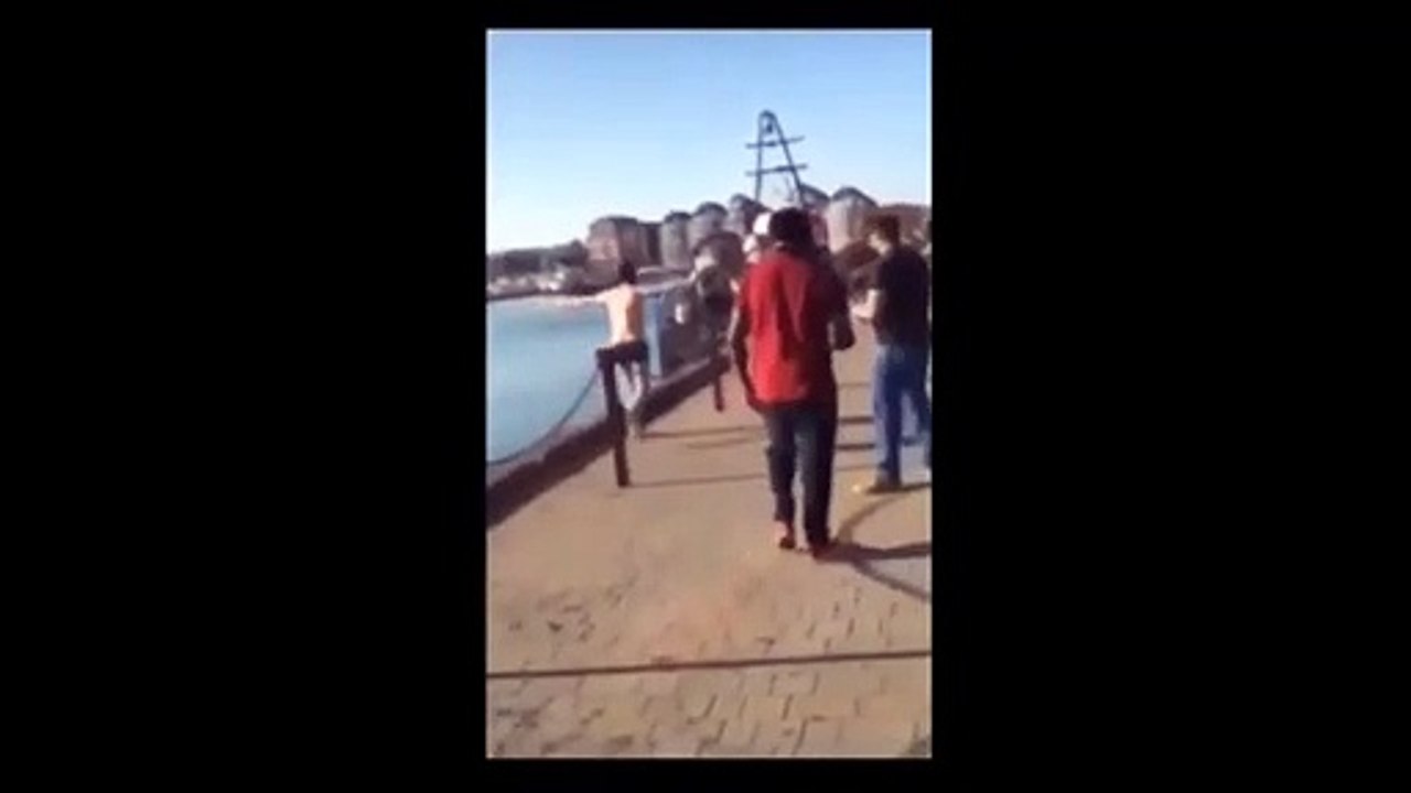 Il veut sauter dans un port mais se prend la gamelle de sa vie
