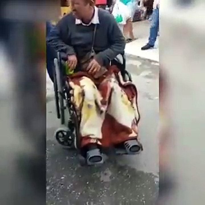 Un faux mendiant handicapé se fait démasquer dans la rue