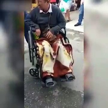 Un faux mendiant handicapé se fait démasquer dans la rue