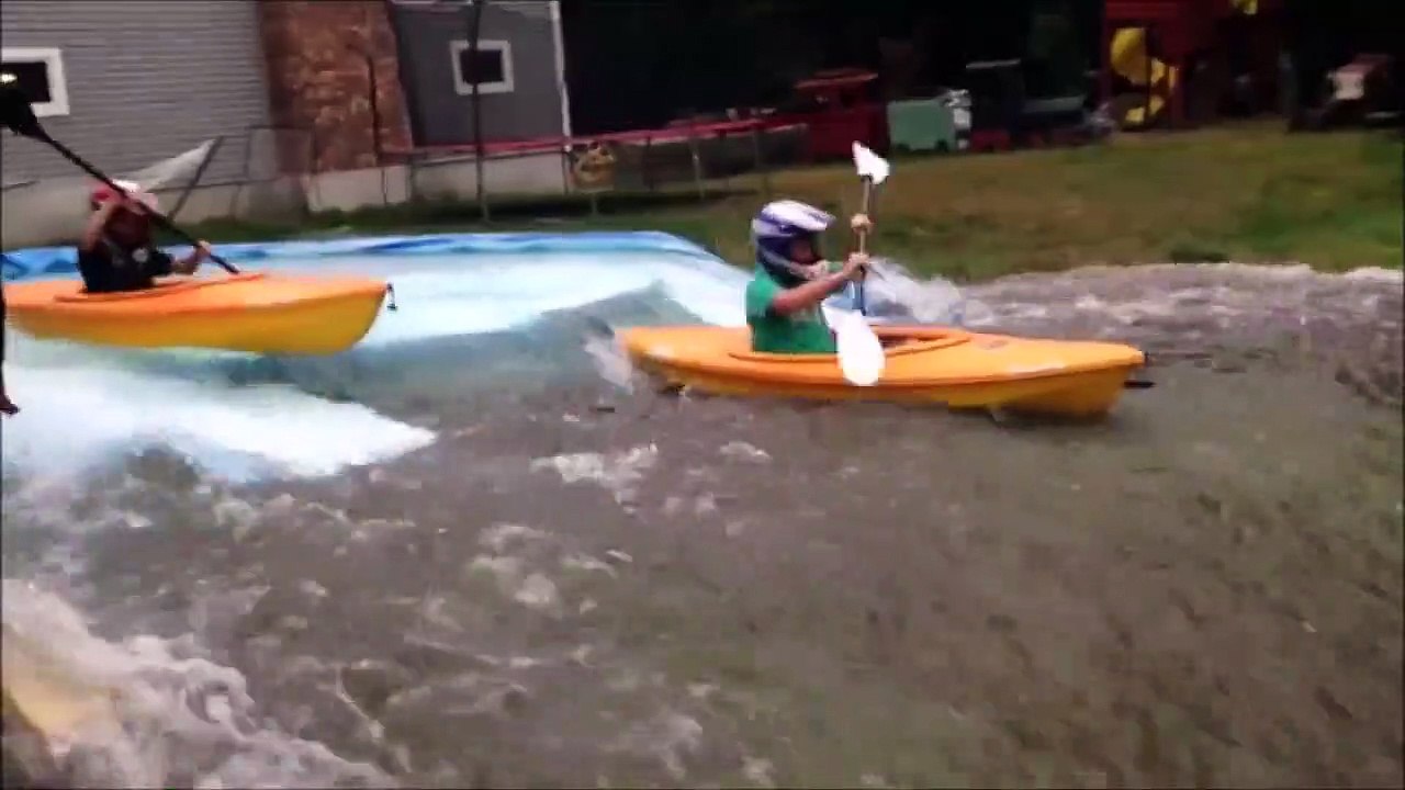 Ce papa recrée une rivière pour ses 2 fils et leur kayak... dans son jardin