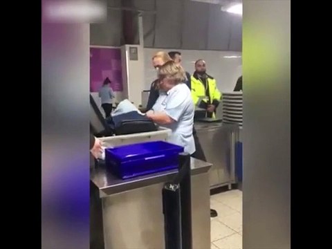 Ce que trouve cet agent de la douane dans une valise est plutôt gênant