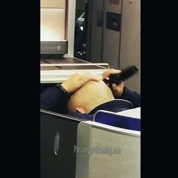 Ce passager en classe affaires, se rase la tête en plein vol
