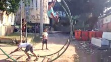 Ces enfants ont imaginé une drôle de façon de se balancer