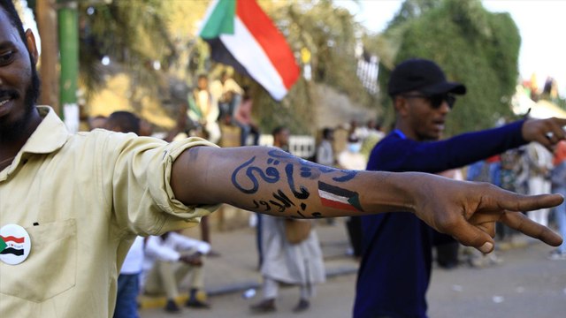 المعتصمون باقون بساحات السودان لضمان تسليم السلطة لحكومة مدنية