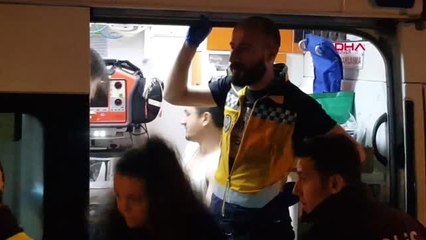 Kocaeli - Kamyonet Emniyet Şeridinde Duran Kamyona Çarptı: 2 Yaralı