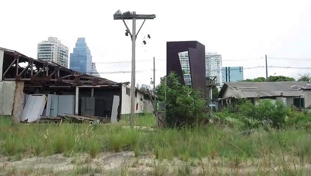 Escultura abandonada no Cais das Artes