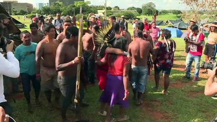 Télécharger la video: Indígenas defienden en Brasilia sus derechos frente a Bolsonaro