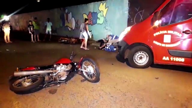 Colisão entre motos deixa homem ferido; Câmera flagrou batida