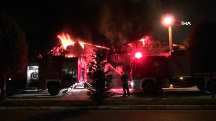 Alev alev yanan belediyeye ait depo havadan görüntülendi