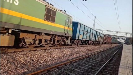 POWERFUL FREIGHT LOCOMOTIVE with a Heavy Freight Load !!