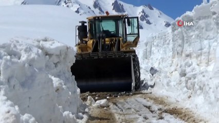Nisan ayında Yüksekova’da 5 metrelik karla mücadele