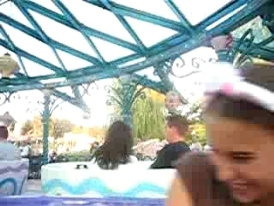 Myriiem && Moii dans les Tasses ( Disneyland )