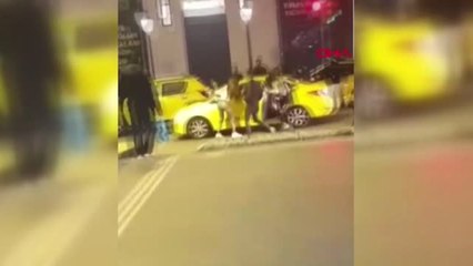 Tarlabaşı'nda Laf Atan Kişiyi Öfkeli Gruptan Taksici Kurtardı