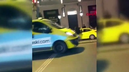 Tarlabaşı’nda laf atan kişiyi öfkeli gruptan taksici kurtardı
