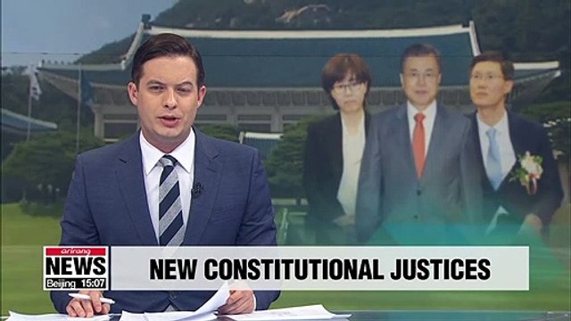 Pres. Moon presents letters of appointment to new Constitutional Court justices