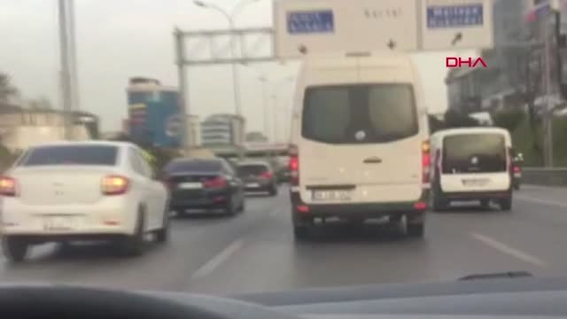 Makas Atarak İlerleyen Trafik Magandası Kamerada