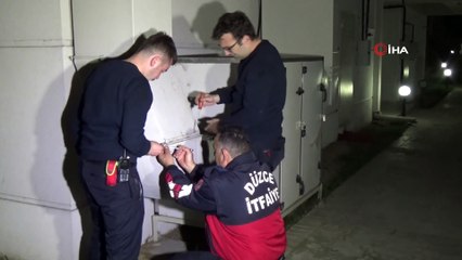 İtfaiye ekipleri, havalandırma borusuna sıkışan kargalar için seferber oldu