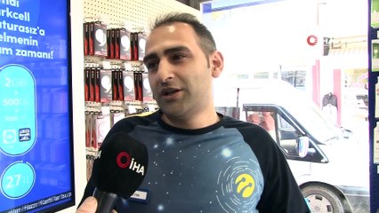 Bayiler ona telefon yetiştiremiyor... Telefon takıntısı bugüne kadar 600 telefon değiştirtti