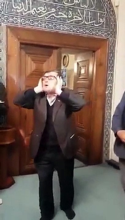 Ezanı 5 farklı makamda okuyan Bursa Yeşil Camii müezzini turistleri mest etti