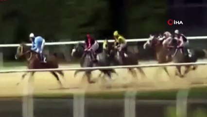 Attan düşen jokey, arkadan gelen atların altında kalmaktan son anda kurtuldu