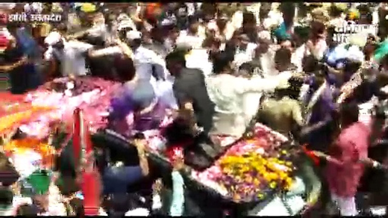 झांसी में प्रियंका गांधी का रोड शो