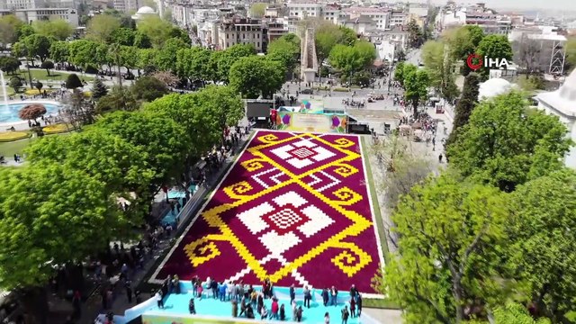 İstanbul’un göbeğinde dünyanın en büyük lale halısı havadan görüntülendi