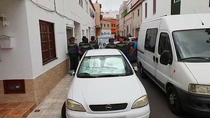 Llegada a su vivienda del presunto asesino de la mujer y su hijo en Adeje