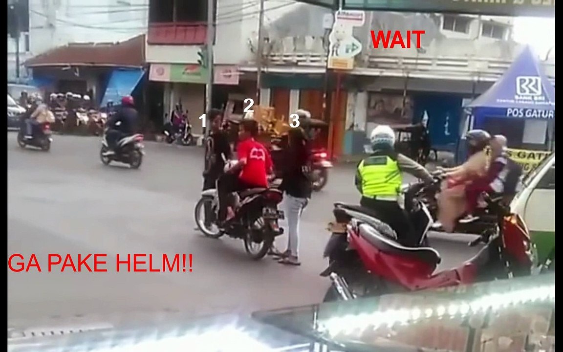 Ditilang, bonceng bertiga, eh malah kabur
