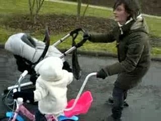 SILOE FAIT DU VELO AVEC MAMAN