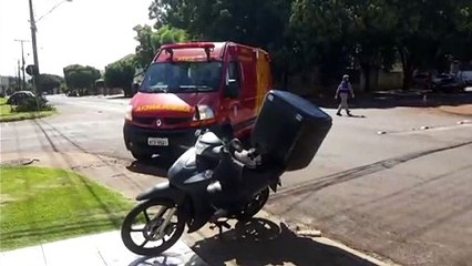 Carro e moto batem na Rua Presidente Kennedy