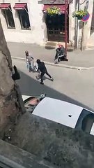 Ces voleurs attaquent un homme en pleine journée