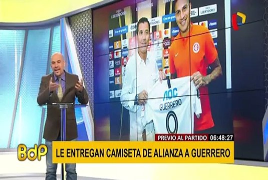 Paolo Guerrero recibió camiseta conmemorativa de Alianza Lima