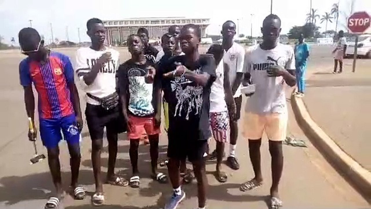 Ce jeune garçon est un vrai artiste. Regardez ce superbe spectacle !