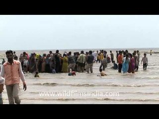 Devotees at the Shiva temple in the sea, Bhavnagar